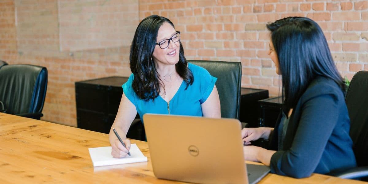 Student und Ausbilder im Gespräch über Weiterbildung und Programm-Passung.
