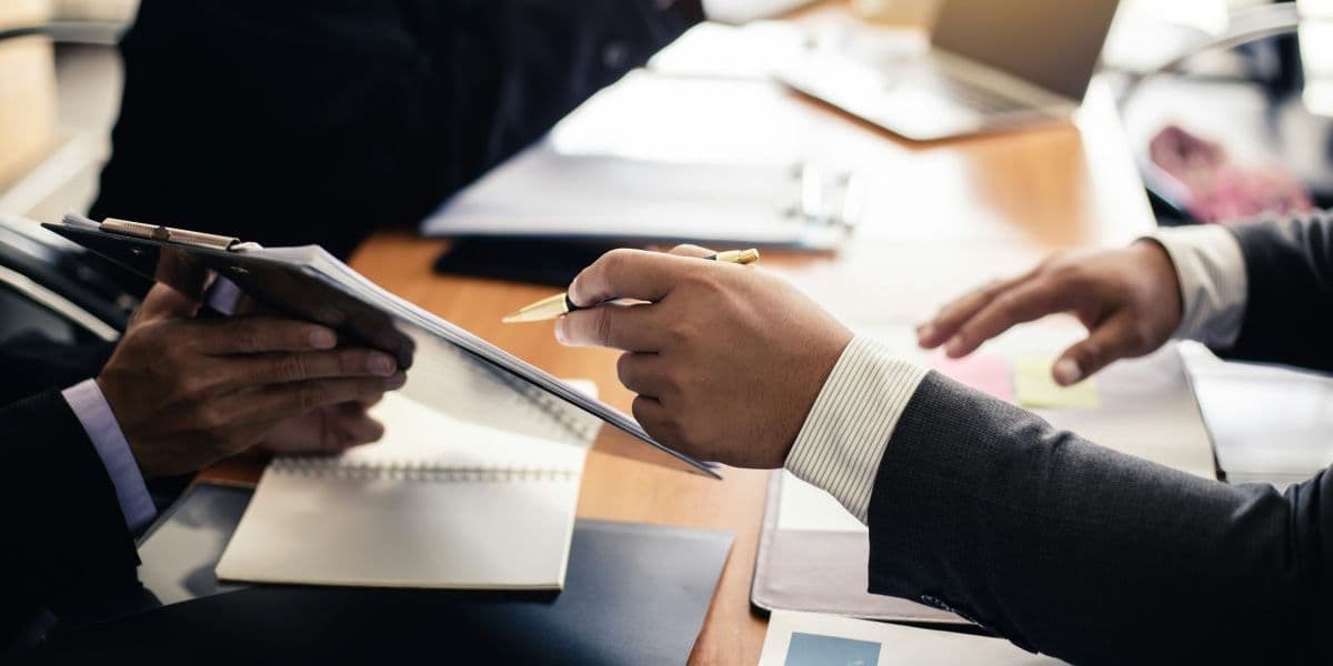 Zwei Fachkräfte besprechen Weiterbildungsunterlagen während einer Bildungsgutschein-Beratung.