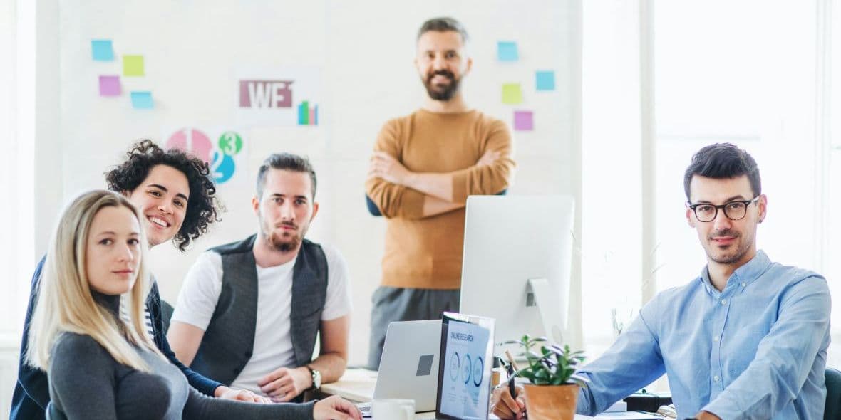 Team von Fachkräften arbeitet gemeinsam in einem Büro.
