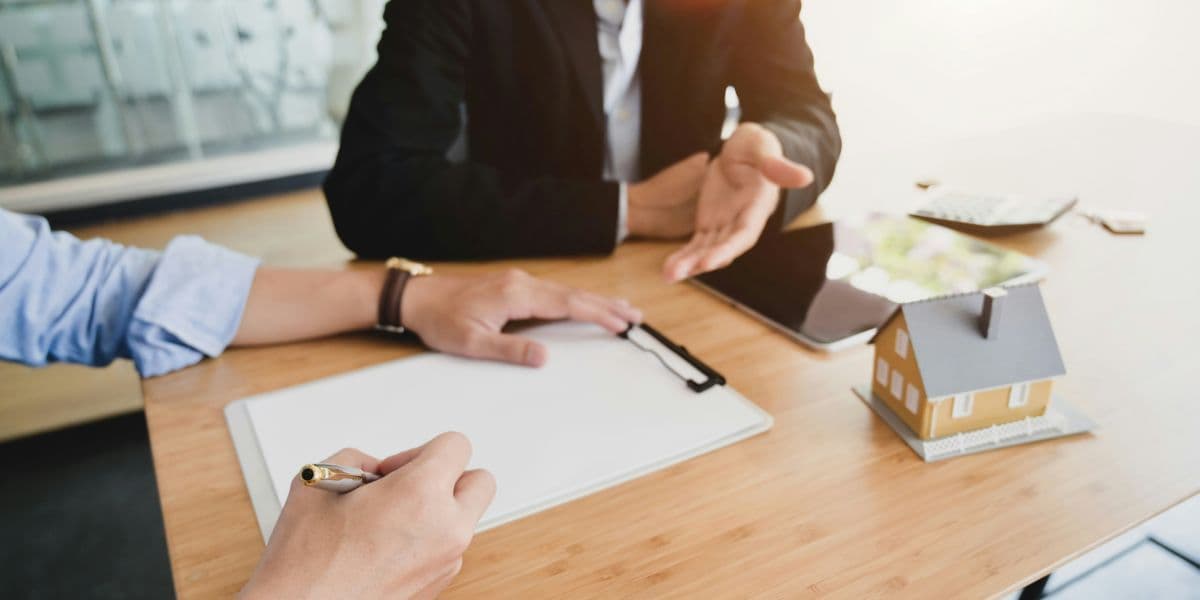 Berater hilft bei Antragsunterlagen für berufliche Weiterbildung in Deutschland.